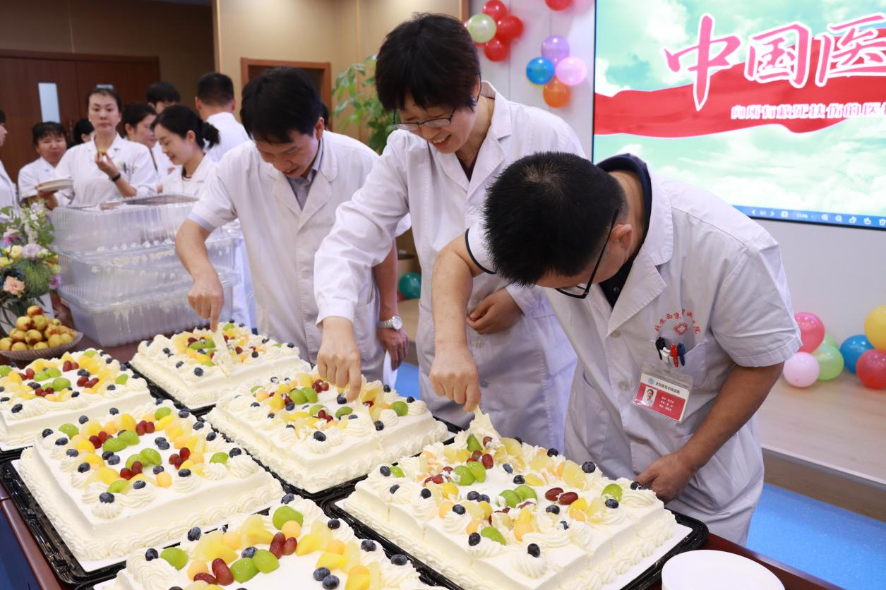 重温誓言 分享甜蜜：我院举行2025年中国医师节庆祝活动(图9)